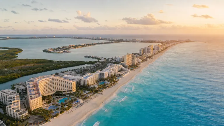 Vista aérea del litoral de Cancún